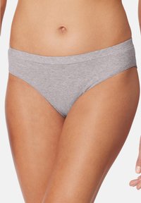 Graue gerippte Bikiniunterhose mit einem breiteren Bund, die über eine glatte Textur und eine klassische Passform verfügt und ein minimalistisches Design hervorhebt.
