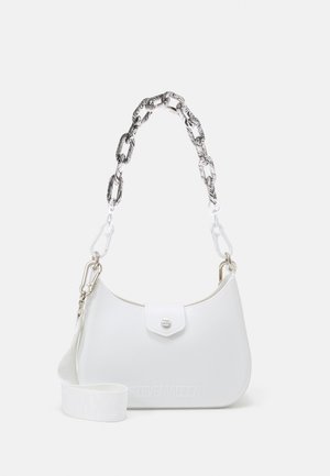 Biała torba na ramię z teksturowanym łańcuszkowym paskiem, dodatkowym szerokim paskiem materiałowym, klapą zamykającą oraz subtelnym logo na przedniej dolnej części.