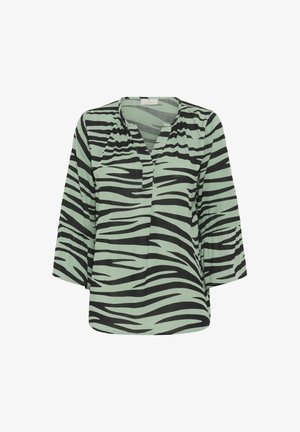 Žaliai ir juodai juostota bluzonė su v-kaklu, 3/4 rankovėmis ir laisvu siluetu, pagaminta iš lengvos medžiagos, su susiraukšlėjimais aplink kaklą.