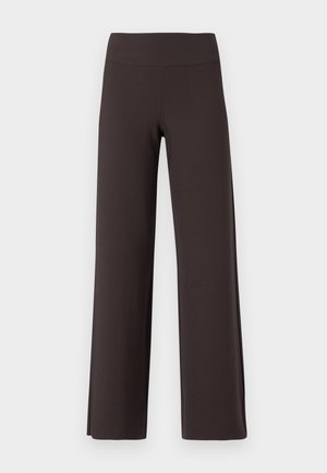 Pantalons larges en tissu brun foncé, avec une texture lisse, une taille haute et des fentes latérales pour un détail supplémentaire.