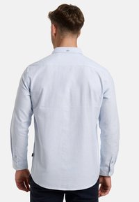 Himmelblau gestreiftes Langarmhemd mit Kragen, Knopfmanschetten und abgerundetem Saum. Der Stoff wirkt glatt mit einer feinen Struktur.
