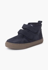 Granatowe zamszowe botki za kostkę z dwoma paskami na rzep, beżową gumową podeszwą, okrągłym noskiem i detalami przeszycia wzdłuż podeszwy.