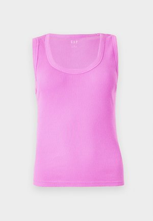 Lyserosa ribbestrikket tanktop med rund hals, uten ermer og en tettsittende fasong, laget av elastisk bomullsstoff.