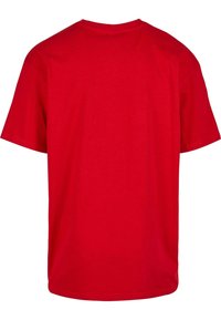 Rød bomulds t-shirt med korte ærmer. Har en rund halsudskæring og en ensartet, glat tekstur. Ingen synlige mønstre eller grafik.