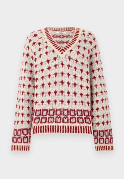 Πλεκτό πουλόβερ με V-λαιμόκοψη, με σχέδιο κόκκινων και ανοιχτό μπλε ρόμβων και ριγέ μανσέτες και στρίφωμα σε κρεμ φόντο.