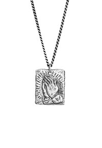 Söljependant halsband med ett upphöjt motiv av två bönande händer på en rektangulär, strukturerad bakgrund, hängande från en tvinnad kedja.