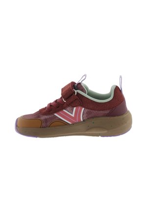 Kind lage sneaker met bordeauxrode mesh en suède bovenkant, roze en witte zijstrepen, beige zool met gespikkeld design en klittenbandsluiting.