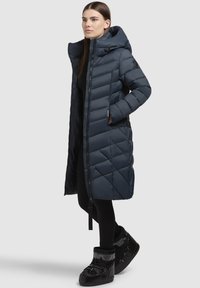 Tengerészek puffer kabát, hosszú, steppelt kialakítással, magas gallérral és cipzáras zárással. Oldalsó zsebekkel és karcsú, áramvonalas sziluettel rendelkezik.