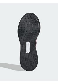 Czarna gumowa podeszwa buta z teksturowanym wzorem; posiada biały uchwyt i intensywnie różowe akcenty wzdłuż krawędzi.