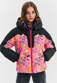 Pletená bunda s ružovým kvetinovým a nebeským vzorom, čiernou kapucňou a rukávmi, predným zipsovým zapínaním, rebrovanými manžetami a živými dekoratívnymi detailmi.