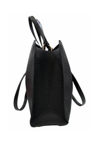 Borsa a mano in pelle nera con finitura testurizzata, design simmetrico e forma angolare. Include due manici regolabili.