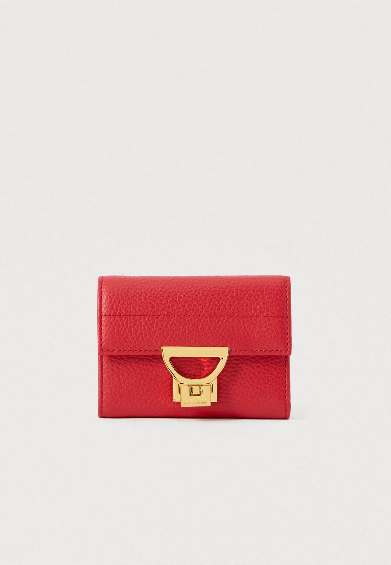 Κόκκινο δερμάτινο πορτοφόλι με υφή, διαθέτει καπάκι και κλείσιμο από χρυσό μέταλλο σε λευκό φόντο.