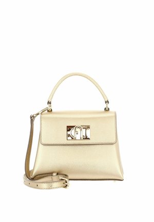 Borsa piccola strutturata in pelle beige con manico superiore, patta frontale, chiusura con logo in tonalità oro e tracolla staccabile arrotolata alla base.