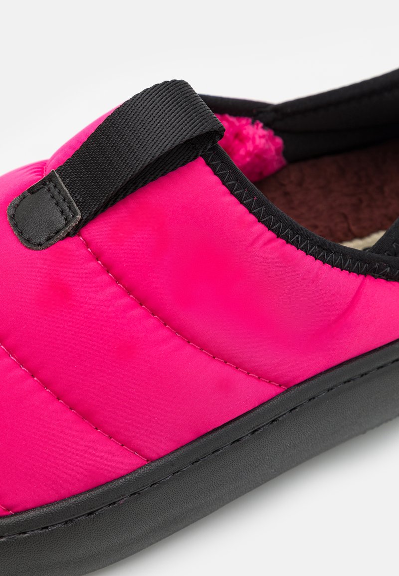 Scarpe slip-on trapuntate fucsia con elastico nero, interno morbido e suola nera testurizzata. Design a punta tonda.