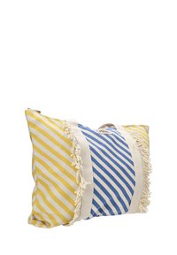 Bolso tote rayado con patrones amarillos y azules, fabricado en algodón, con detalles de flecos blancos y asas de doble tela. Forma rectangular compacta.