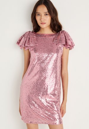 Robe rose en sequins avec des manches bouffantes, présentant une silhouette ajustée et une texture lisse. Des sequins brillants couvrent toute la surface.