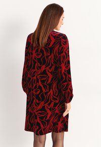 Cellbes of Sweden V-NECK - Cocktailkleid/festliches Kleid - red patterned