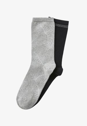 Zwei Paar knielange Socken, eines in hellgrau mit einem dezenten Blattmuster, das andere einfarbig schwarz mit einem dünnen silbernen Streifen nahe der Bündchen.
