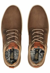 Brązowe sznurowane buty wykonane z odpornej skóry i tekstyliów, z perforowanym wzorem, kontrastującymi akcentami i wzorzystym wnętrzem.