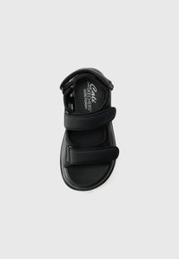 Sandali neri con cinturini regolabili a strappo, suola imbottita e suola texturizzata. Leggeri e realizzati con materiali resistenti.