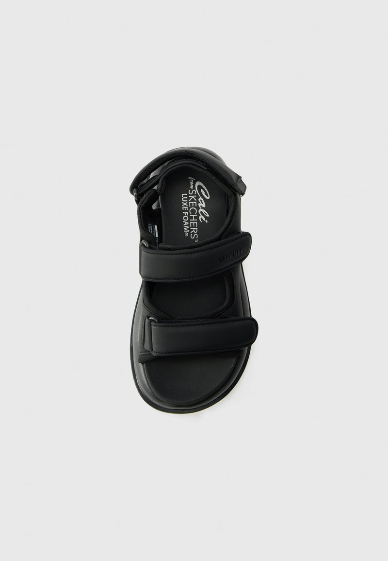 Schwarze Sandalen mit verstellbaren Klettverschlüssen, gepolstertem Fußbett und strukturierter Sohle. Leicht und aus strapazierfähigen Materialien gefertigt.