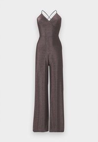 Salopetă metalică de culoare maro, cu un corset ajustat, pantaloni evazați și bretele subțiri încrucișate. Textură netedă cu detalii subtile de strălucire.