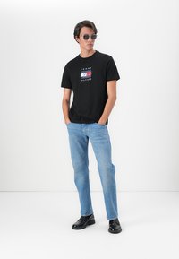Tommy Hilfiger LINEAR FLAG GRAPHIC TEE UNISEX - T-Shirt print - black