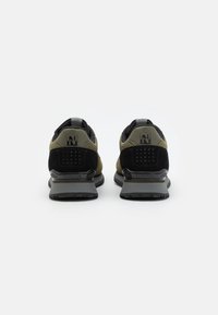 Czarne i oliwkowe sneakersy z cholewką z zamszu i siateczki, z teksturowanym zapiętkiem, detalem z logo oraz gumową podeszwą zapewniającą przyczepność.