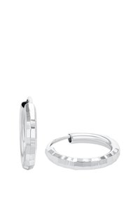 Un paio di orecchini a cerchio in argento lucidato con superfici sfaccettate, uno aperto e uno chiuso, esposti su uno sfondo bianco.