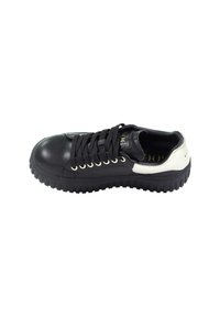 Czarne niskie trampki z grubą rowkowaną podeszwą, czarnymi sznurówkami, złotymi oczkami i białym paskiem na pięcie na białym tle.