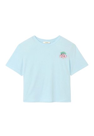 T-shirt court bleu clair avec col rond et petit motif d'œil brodé en vert, violet et rose sur la poitrine gauche.