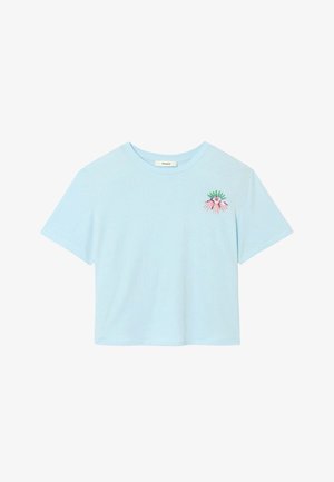 T-shirt court bleu clair avec col rond et petit motif d'œil brodé en vert, violet et rose sur la poitrine gauche.