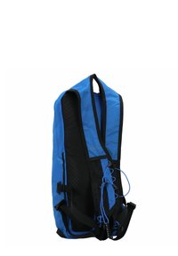 Zaino blu realizzato in tessuto resistente, con cinture nere e dettagli in rete, dalla forma elegante e slanciata, con inserti in corda elastica sul davanti.