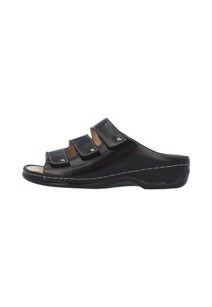 Zwarte open-toesandaal met drie verstelbare bandjes en witte stiksels op het bovenwerk en de zool, ontworpen voor makkelijk dragen en comfort.