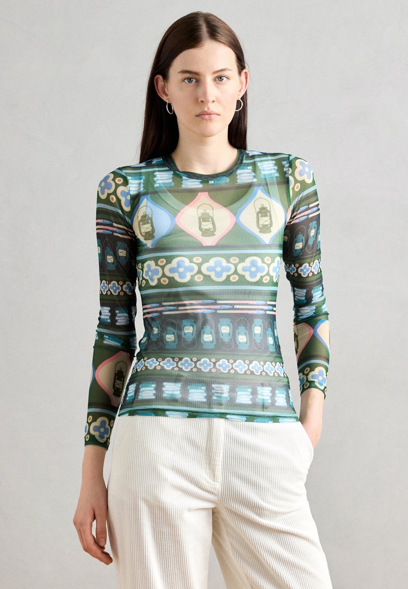 Top in rete a maniche lunghe con un motivo geometrico verde, blu e rosa con motivi a lanterna. Tessuto liscio e design aderente.
