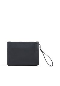 Clutch de cuero negro con una textura suave, forma rectangular, cierre de cremallera y una correa para la muñeca para mayor comodidad al llevarlo.