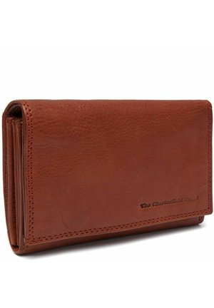 Bruine leren portemonnee met een gestructureerde afwerking, drievoudig ontwerp, zichtbare stiksels en een reliëfmerklogo. Compact en praktisch.