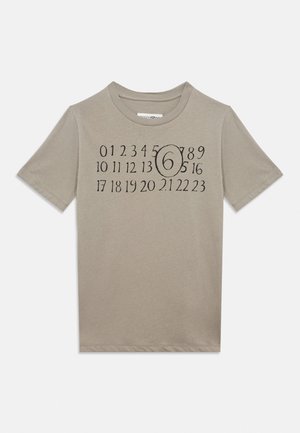 T-shirt taupe à manches courtes avec des chiffres noirs imprimés de 0 à 23 en trois rangées, le numéro 6 est encerclé au centre du design.