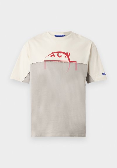 Κοντομάνικο T-shirt με στρογγυλή λαιμόκοψη, σε μπεζ και εκρού αποχρώσεις και κόκκινο λογότυπο ACW στο στήθος.