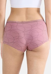 Różowe majtki hipsterskie w wzory, charakteryzujące się gładką teksturą, czarnymi okrągłymi wzorami oraz delikatnym koronkowym wykończeniem wzdłuż pasa.
