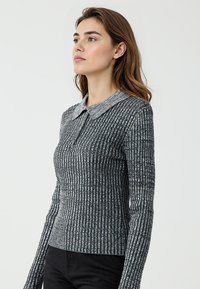 Graues und schwarzes gestreiftes Langarm-Polohemd mit strukturiertem Rippdesign und Kragenhals, figurbetonter Silhouette und glattem Stoff.