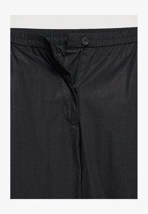 Czarne spodnie wykonane z gładkiej, lekkiej tkaniny z elastycznym pasem. Posiadają przednie zapięcie na guzik oraz rozpinany rozporek na suwak dla wygody noszenia.