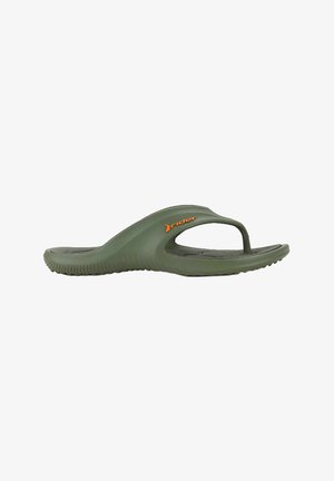 Chanclas verdes con suela texturizada, material de goma, diseño de punta abierta y detalle de logo naranja. Construcción ligera y flexible.