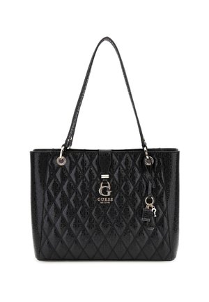 Sac cabas matelassé noir de Guess avec longues anses, plaque logo argentée et petits charms pendentifs en forme de cadenas et clé.