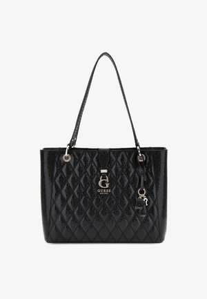 Schwarze gesteppte Guess-Shopper-Tasche mit langen Griffen, silberner Logoplatte und kleinen, hängenden Schloss- und Schlüsselanhängern.