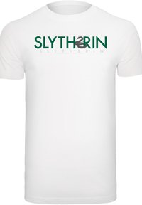 Hvit bomulls T-skjorte med "SLYTHERIN" i fet grønn tekst og en stilisert slange i bokstavene, enkel rund hals design.