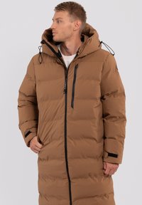 Brauner Puffer-Mantel mit Kapuze, ausgestattet mit einem Reißverschluss, schwarzen Akzenten und einer gesteppten Textur. Lange Länge, Seitentaschen und verstellbare Kordelzüge.