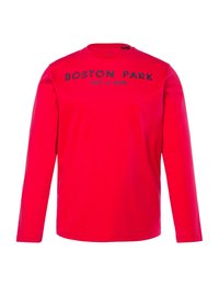 Rotes Langarmshirt mit rundem Ausschnitt. "BOSTON PARK EST 1996" in dunkelblau über die Brust gedruckt. Weiches Baumwollmaterial, lässiges Design.