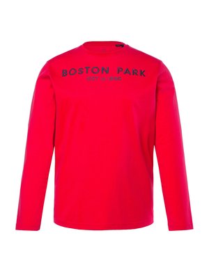 Červená dlouhá rukávová košile s kulatým výstřihem. Na hrudi je natištěno "BOSTON PARK EST 1996" tmavě modrou barvou. Měkký bavlněný materiál, ležérní design.