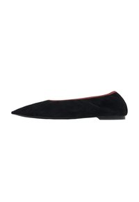 Bailarinas de ante negro con punta afilada, diseño minimalista, pequeño tacón negro y acento rojo alrededor de la abertura. Superficie texturada.